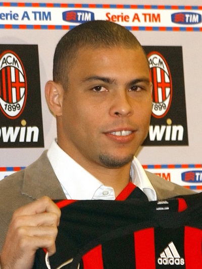Ronaldo Shows His New Jersey for AC Milan